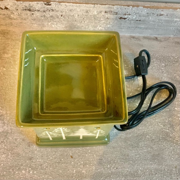 RETIRED 2010 SCENTSY HOLIDAY WARMER
"TANNENBAUM" - CHRISTMAS TREES - Like new - Picture 3 of 6